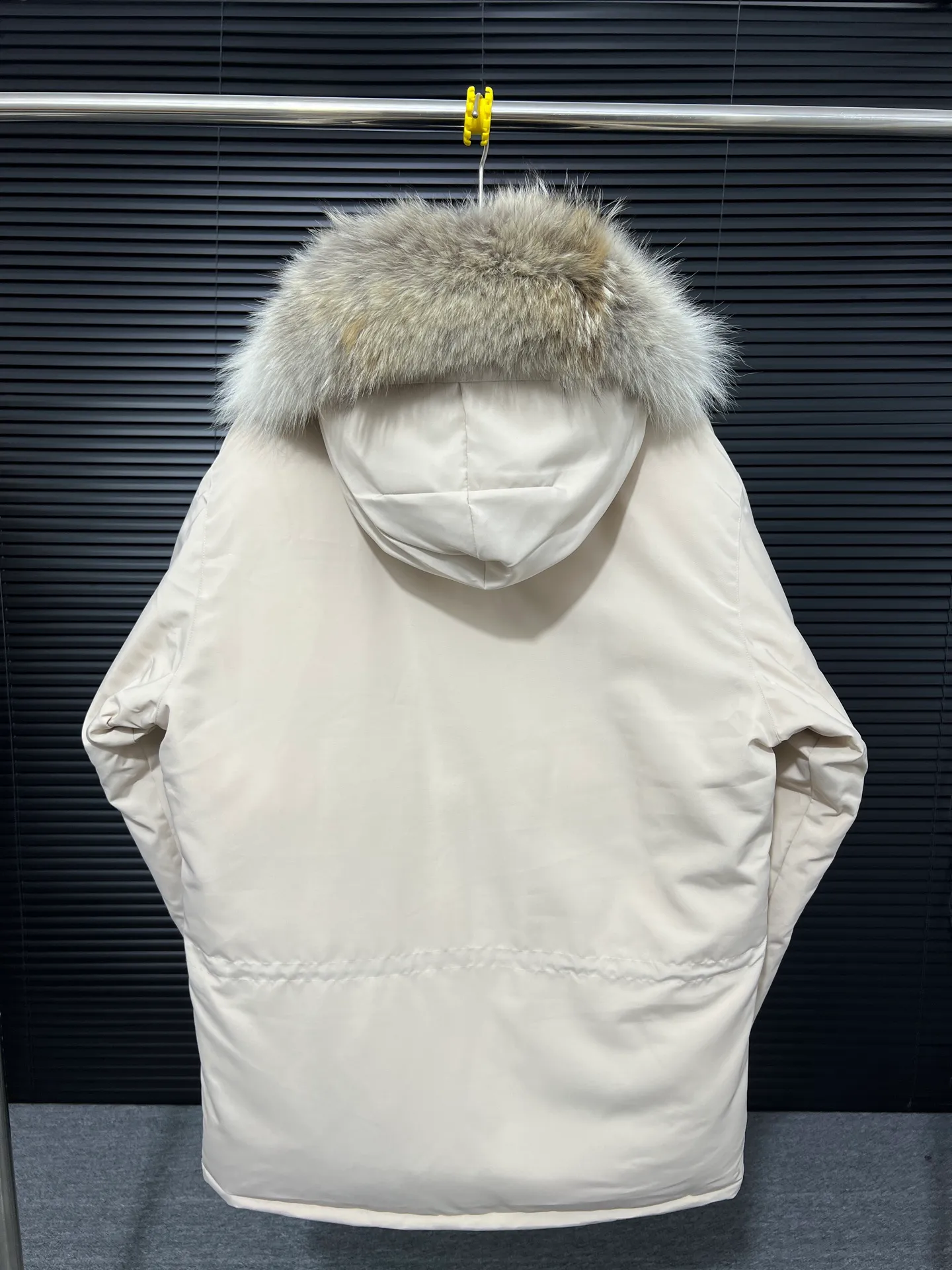 P780 🆕 Top original version, supports chip sensor with handbag 𝗖𝗮𝗻𝗮𝗱𝗮 𝗚𝗼𝘀𝗲 / 🇨🇦 Canada Goose 08 Down Jacket ⚠️ Partners who have been cooperating with us in the past few years know that no matter what is produced outside, our pure genuine trading company ships ❗️ After the test of time, we have received rave reviews. You can compare the market products with us. If you are not satisfied, you can return it at will. You are also welcome to come to ZG to see it and then come to my home to buy‼  1⃣️ The filling is 80% white duck down, with a weight of 500g. Regarding the down content, you can feel it with your hands. Good down has no embarrassment and can be called a walking duvet! 2⃣️ The fabric is made of Feather-Light 10D waterproof coating fabric, which is made of 84.5 polyester fiber and 15.5 cotton. The surface is treated with a special Teflon protective coating produced by DuPont to prevent wind and splash water, and makes the clothing anti-pollution and long-lasting new features! 3⃣️ One-piece seamless cuffs, 13cm official length, all seals are stamped, and all the inner liner is hemmed. The overcoat means sewing all the inner liner once. On the one hand, it is to prevent the velvet from running off, and on the other hand, it can keep the stiffness of the clothes! 4⃣️ Original Yoshida Kogyo Kabushikigaisha zipper, top-grade zinc alloy electroplated zipper with the highest specifications, using precise Japanese craftsmanship, raw materials and management methods. Each zipper can withstand 100,000+ openings and closings 5⃣️ The detachable fur collar is made of top-grade imported wolf fur, which is not comparable to the loose and soft raccoon fur and fake fur on the market. It is a natural Siberian coyote fur collar. The delicate and strong feel is the sense of life that comes from the erosion of wind and frost in nature. 6⃣️ Main logo double-thread 9-needle locking stranded embroidery, electronic digital automatic embroidery, maple leaves with sharp edges. Size: XS-XXL Color: black, off-white, graphite gray, sapphire blue Dark Blue Pink Azure Graphite Gray Black Label Shoulder Width Chest Sleeve Length Clothes Length Recommended Weight kg 67 87 80-90 2XL 58 136 69 89 90-105